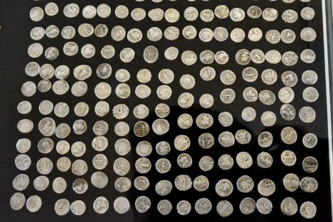 Istorie scoasă la lumină! La Muzeul Țării Crișurilor au fost prezentate două tezaure de monede recent descoperite (FOTO)