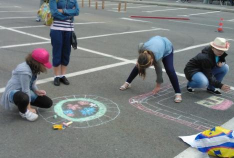 Concurs de desene pe asfalt, în Parcul 1 Decembrie