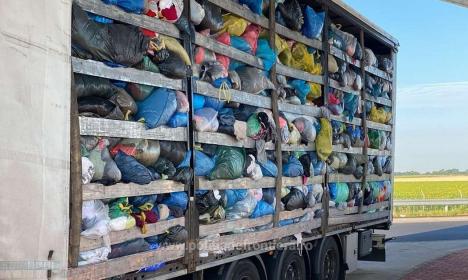Două TIR-uri cu peste 33 de tone de deșeuri au fost oprite să intre în țară prin Borș 2 (FOTO/VIDEO)