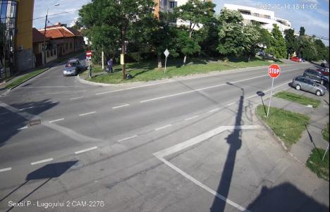Un bărbat a fost filmat când arunca gunoaie la colțul unei străzi din Oradea. Ce amendă a primit