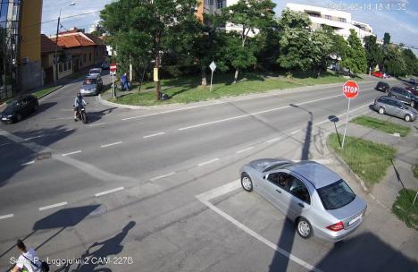 Un bărbat a fost filmat când arunca gunoaie la colțul unei străzi din Oradea. Ce amendă a primit