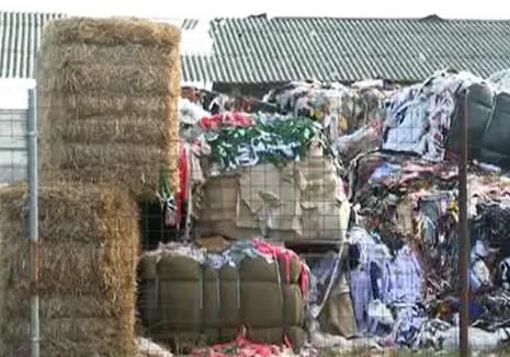 Peste 700 de tone de deşeuri textile, aduse ilegal din Italia, au fost descoperite în două sate din Bihor! (FOTO)