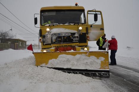 Consiliul Judeţean: Operatorii au scos 40 de utilaje pentru deszăpezire, pe drumurile judeţene se circulă în condiţii de iarnă