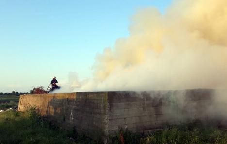 Aer poluat în Sântandrei şi Rontău: Gropile de gunoi au luat foc, tone de deşeuri au ars sub cerul liber (FOTO)