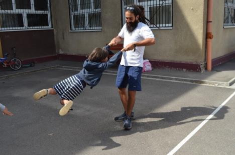 Profesorul de joacă: Ecologistul Marius Hărduţ învaţă copiii să se joace în natură (FOTO)