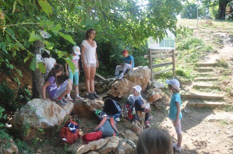 Profesorul de joacă: Ecologistul Marius Hărduţ învaţă copiii să se joace în natură (FOTO)
