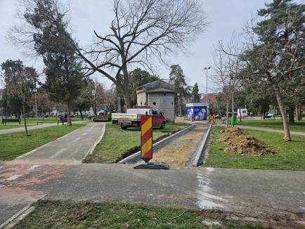 Pe-aici nu se trece! Au fost nevoiți să refacă pista de biciclete, pe lângă un monument funerar (FOTO)