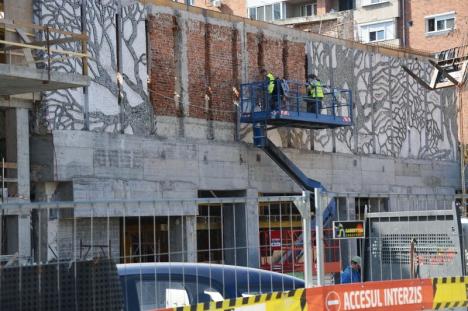 Muncitorii au început să dezafecteze mozaicul 'Trei arbori' de pe faţada fostului cinematograf Patria din Oradea (FOTO)