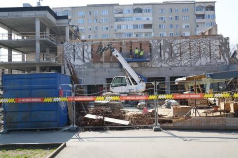 Muncitorii au început să dezafecteze mozaicul 'Trei arbori' de pe faţada fostului cinematograf Patria din Oradea (FOTO)