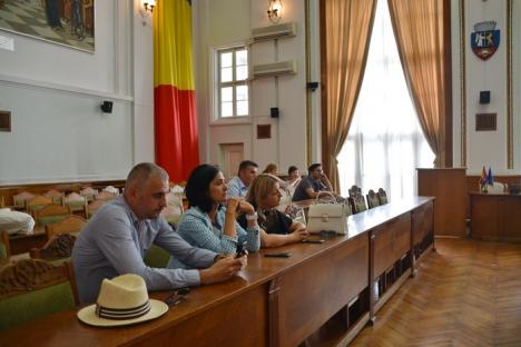 Regulament.... cu cântec! Dezbaterea pe teme de urbanism din Oradea, 'sabotată' de spectacolul folcloric din Piaţa Unirii (FOTO/VIDEO)