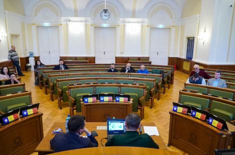 Opoziţia şi ONG-iştii: Doar zece orădeni au participat la dezbaterea bugetului de trei miliarde de lei al Oradiei pe anul 2024 (FOTO)
