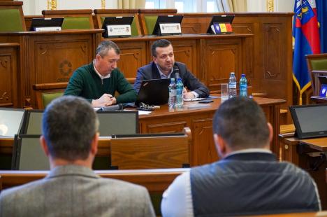 Opoziţia şi ONG-iştii: Doar zece orădeni au participat la dezbaterea bugetului de trei miliarde de lei al Oradiei pe anul 2024 (FOTO)