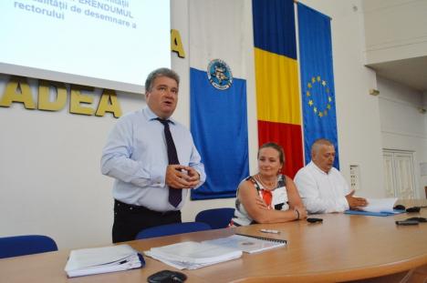 Dezbatere la Universitatea Oradea. Un decan cere ca universitarii condamnaţi pentru corupţie să poată preda în continuare: „Cine poate lua piatra, să arunce!” (FOTO)
