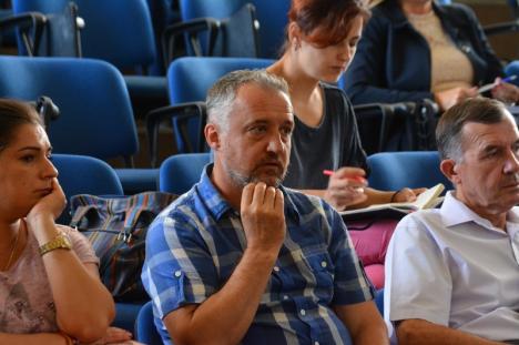Dezbatere la Universitatea Oradea. Un decan cere ca universitarii condamnaţi pentru corupţie să poată preda în continuare: „Cine poate lua piatra, să arunce!” (FOTO)