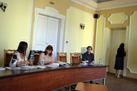 Scandal pe publicitatea din Oradea: Certurile cu reprezentanţii firmelor a făcut-o pe directoarea Adriana Lipoveanu să părăsească sala (FOTO)