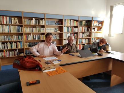 Literaţi în polemici: Scriitori şi universitari din Bucureşti, Cluj, Timişoara au dezbătut la Oradea „criza” revistelor de cultură din România (FOTO)