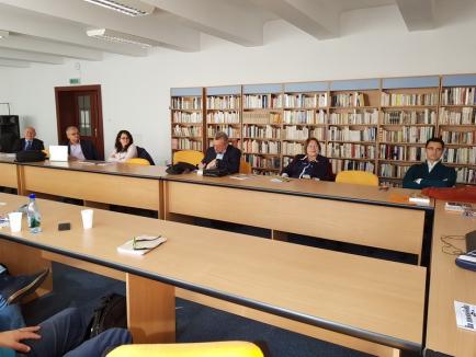 Literaţi în polemici: Scriitori şi universitari din Bucureşti, Cluj, Timişoara au dezbătut la Oradea „criza” revistelor de cultură din România (FOTO)