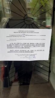 Dezinfecţie pe repede înainte: Orădeni din Piaţa Bucureşti reclamă că au rămas pe-afară, din cauza lucrărilor făcute în scările de bloc