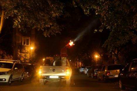 În sfârșit! Opt mașini cu „tunuri insecticide” au stropit Oradea împotriva țânțarilor (FOTO / VIDEO)