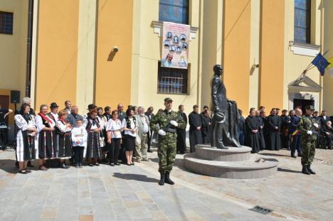 Ilie Bolojan, emoţionat până la lacrimi la dezvelirea statuii lui Iuliu Maniu în Oradea. Vezi care a fost atmosfera la eveniment! (FOTO / VIDEO)