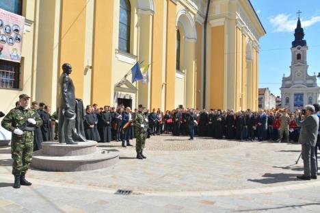 Ilie Bolojan, emoţionat până la lacrimi la dezvelirea statuii lui Iuliu Maniu în Oradea. Vezi care a fost atmosfera la eveniment! (FOTO / VIDEO)