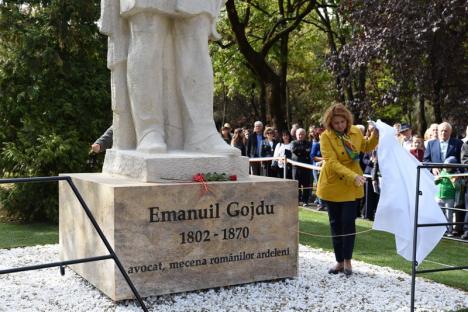 Emoţii la dezvelirea statuii lui Emanuil Gojdu: Primarul Ilie Bolojan a avut lacrimi în ochi, iar câţiva gojdişti, absolvenţi din 1953, au purtat şepcile uniformelor de atunci (FOTO / VIDEO)