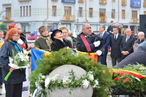 Primarul Ilie Bolojan, în lacrimi la dezvelirea Statuii Regelui Ferdinand în Oradea, boicotată de militari: 'Armata celestă e aici' (FOTO / VIDEO)