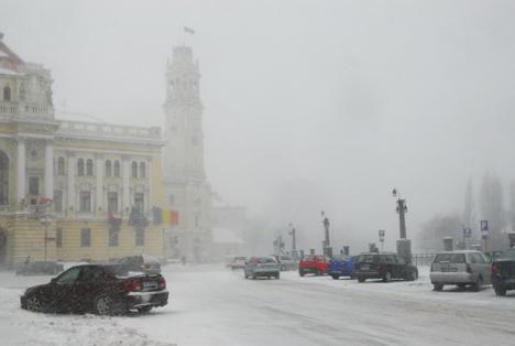 S-a întors zăpada, ninge viscolit în Oradea! Selina a fost chemată în ajutorul RER (FOTO)