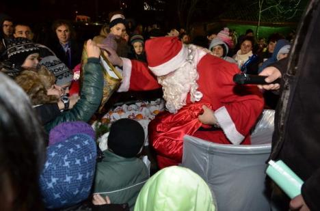 Moş Crăciun s-a oprit în cartierul Prima, doldora de cadouri (FOTO)