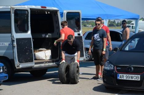 Bolizi şi "maşini turbate" la Aeroportul Oradea. Şoferi din toată ţara se întrec în "liniuţe" (FOTO / VIDEO)