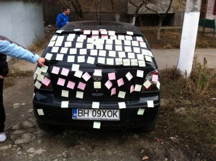 Iubire pe post it: O orădeancă s-a trezit cu maşina plină de bileţele cu mesaje de amor (FOTO)