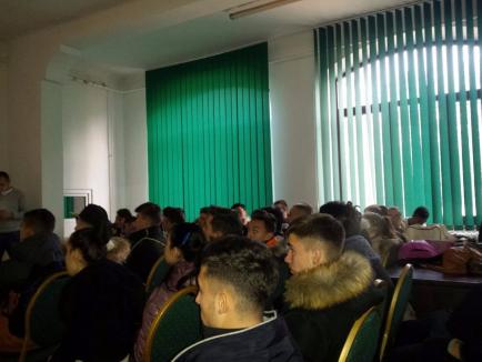 Ziua Internațională Anticorupție la Oradea: Poliţiştii DGA Bihor „predau” lecţii anticorupţie la  Liceul Sportiv Bihorul (VIDEO)
