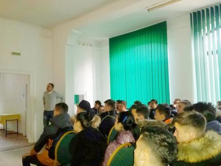 Ziua Internațională Anticorupție la Oradea: Poliţiştii DGA Bihor „predau” lecţii anticorupţie la  Liceul Sportiv Bihorul (VIDEO)