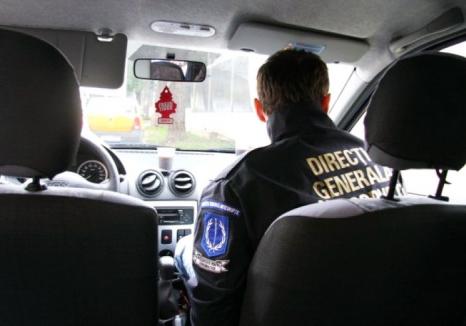 Flagrant la Oradea: Un şofer de TIR din Serbia, prins în timp ce livra ţigări de contrabandă unui cadru al MAI