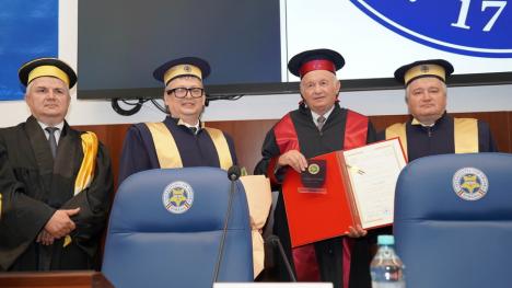 Profesorul clujean Petru Berce a devenit Doctor Honoris Causa al Universității din Oradea, la propunerea unor foști studenți de-ai săi, inclusiv rectorul Bungău