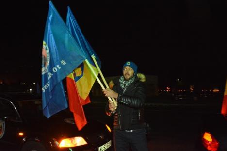 „Diasporenii” veniţi în ţară pentru a sărbători Ziua Naţională la Alba Iulia, întâmpinaţi în vama Borş cu drapele, bannere şi cozonaci (FOTO)