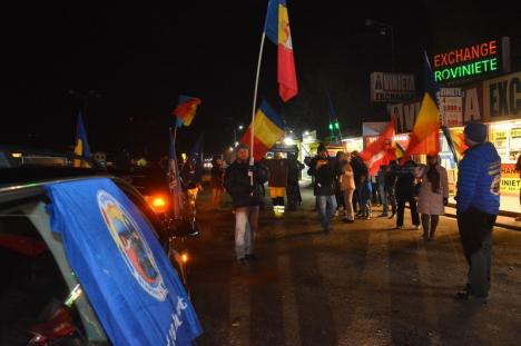„Diasporenii” veniţi în ţară pentru a sărbători Ziua Naţională la Alba Iulia, întâmpinaţi în vama Borş cu drapele, bannere şi cozonaci (FOTO)