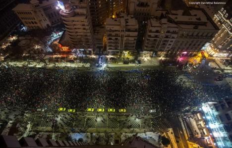 Proteste în ţară: Zeci de mii de oameni au ieşit în stradă în Bucureşti, în mijlocul lor s-a dus şi Klaus Iohannis