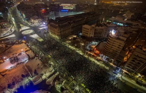 Proteste în ţară: Zeci de mii de oameni au ieşit în stradă în Bucureşti, în mijlocul lor s-a dus şi Klaus Iohannis