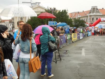 Oradea City Running... Wet! Sute de oameni au alergat în ciuda ploii torenţiale, la Oradea (FOTO / VIDEO)