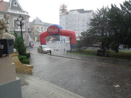 Oradea City Running... Wet! Sute de oameni au alergat în ciuda ploii torenţiale, la Oradea (FOTO / VIDEO)