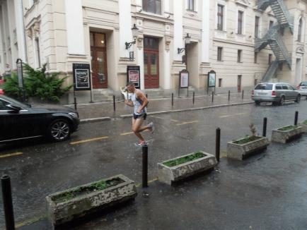 Oradea City Running... Wet! Sute de oameni au alergat în ciuda ploii torenţiale, la Oradea (FOTO / VIDEO)