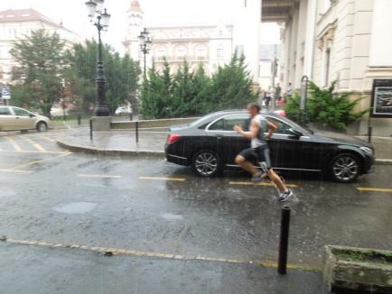 Oradea City Running... Wet! Sute de oameni au alergat în ciuda ploii torenţiale, la Oradea (FOTO / VIDEO)