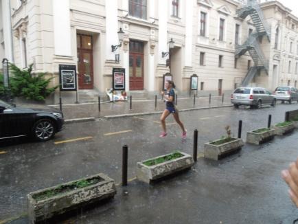 Oradea City Running... Wet! Sute de oameni au alergat în ciuda ploii torenţiale, la Oradea (FOTO / VIDEO)