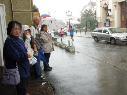 Oradea City Running... Wet! Sute de oameni au alergat în ciuda ploii torenţiale, la Oradea (FOTO / VIDEO)