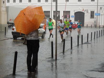 Oradea City Running... Wet! Sute de oameni au alergat în ciuda ploii torenţiale, la Oradea (FOTO / VIDEO)