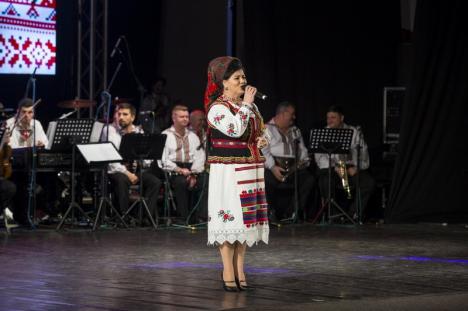 'Din suflet de român': Orădenii au urmărit un spectacol extraordinar cu ansamblurile 'Crişana' şi 'Joc', de Ziua Naţională (FOTO)