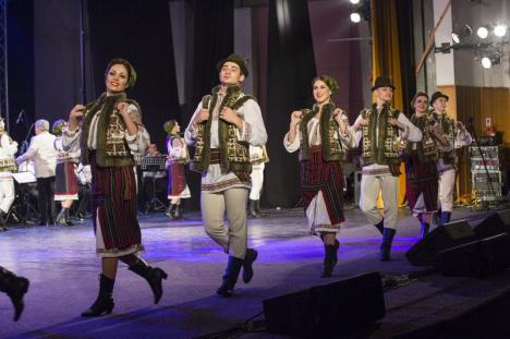 'Din suflet de român': Orădenii au urmărit un spectacol extraordinar cu ansamblurile 'Crişana' şi 'Joc', de Ziua Naţională (FOTO)
