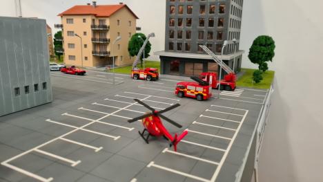 Inedit: Pompierii din Bihor se pregătesc pentru situațiile de urgență... cu mașinuțe de jucărie (FOTO)