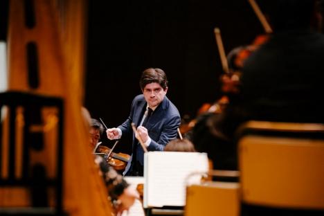 „De la clar la infinit”, concert cu lucrări de Mozart și Mahler, la Filarmonica Oradea